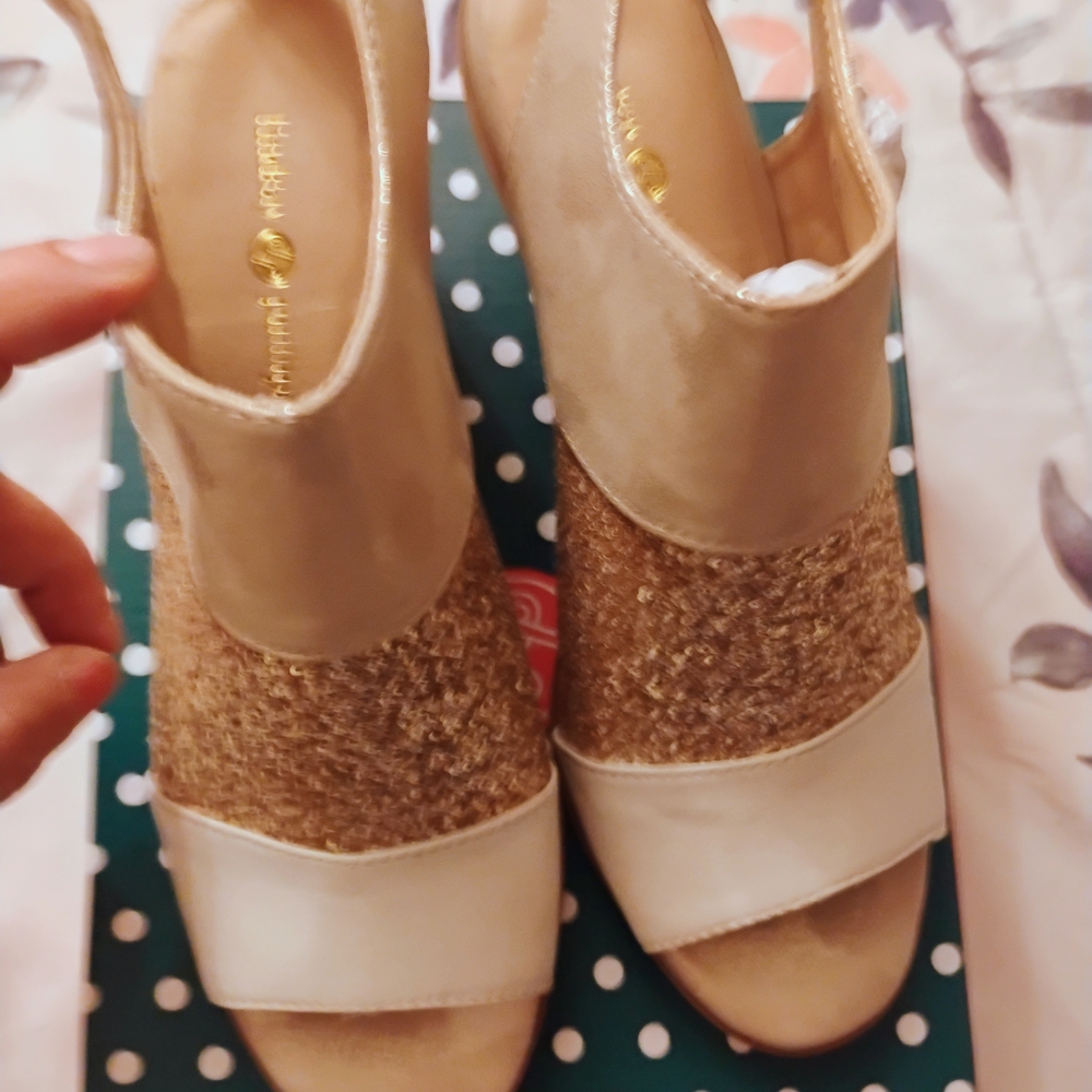Elegant Cream and Gold Women's Shoes